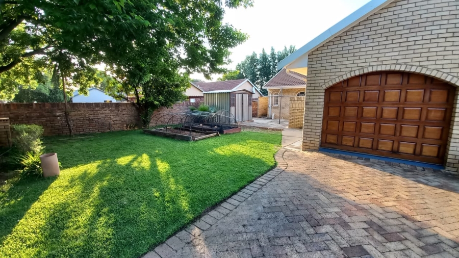 4 Bedroom Property for Sale in Van Der Hoff Park North West